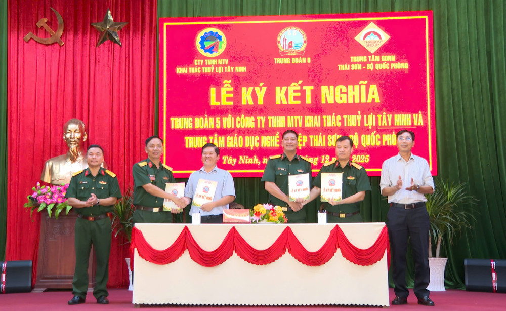 Trung đoàn 5 tăng cường công tác dân vận từ các hoạt động kết nghĩa